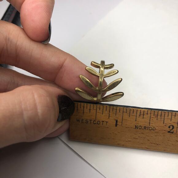 Ring Fashion Jewelry Statement Piece Large Leaf Gold Tone Size 7.5 - Picture 5 of 6